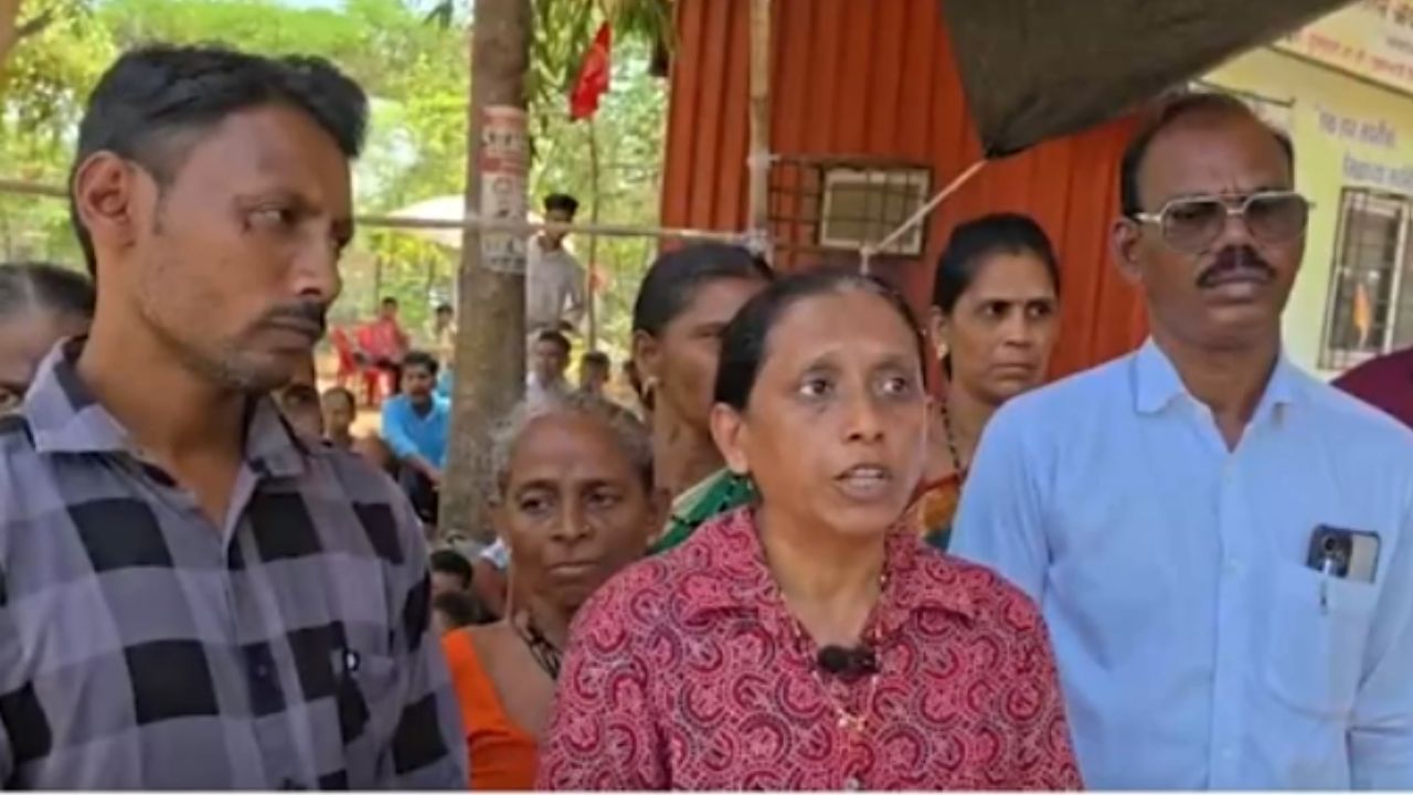 Palghar: प्रशासनाविरोधात आदिवासींचा एल्गार, जिल्हाधिकारी कार्यालयासमोर बेमुद्दत आंदोलन