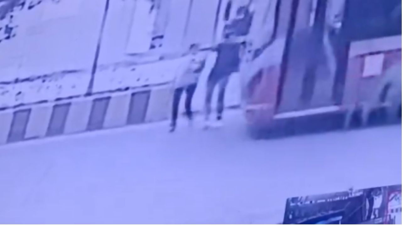 Mumbai Accident: दादरनंतर आता कांदिवलीत बेस्ट बसचा कहर; भरधाव बसने दोघांना उडवलं; थरार CCTV मध्ये कैद