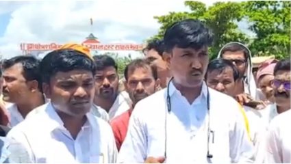 Beed sand mafia : सरपंचावरील हल्ल्याने बीड पेटले; हायवेवर १ तास जोरदार रास्ता रोको!