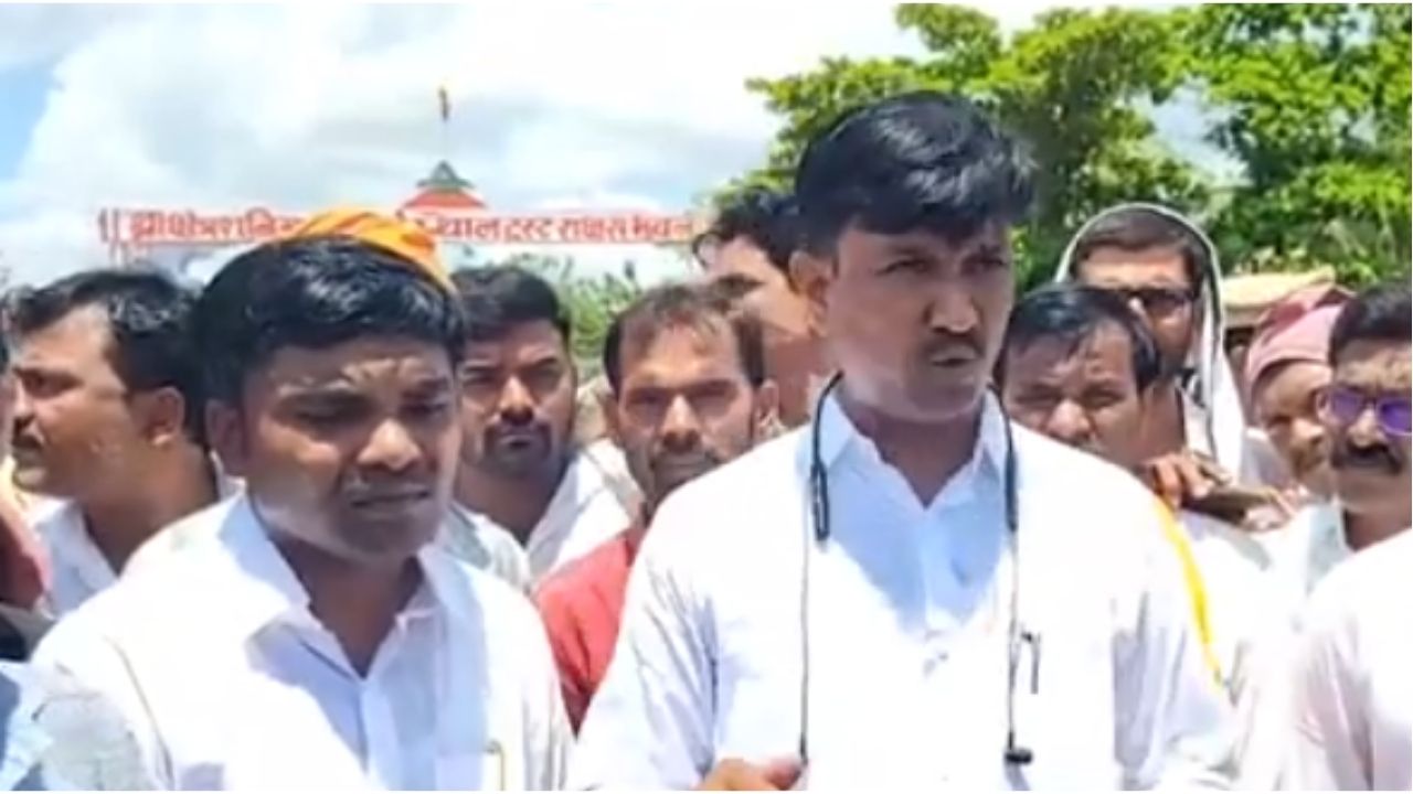 Beed sand mafia : सरपंचावरील हल्ल्याने बीड पेटले; हायवेवर १ तास जोरदार रास्ता रोको!