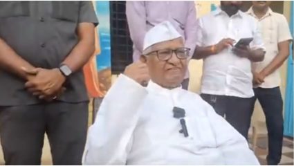 Ahilyanagar: जनता मालक, अधिकारी सेवक! अण्णा हजारेंचा सरकारवर हल्लाबोल