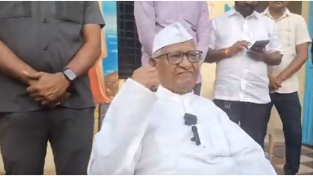 Ahilyanagar: जनता मालक, अधिकारी सेवक! अण्णा हजारेंचा सरकारवर हल्लाबोल