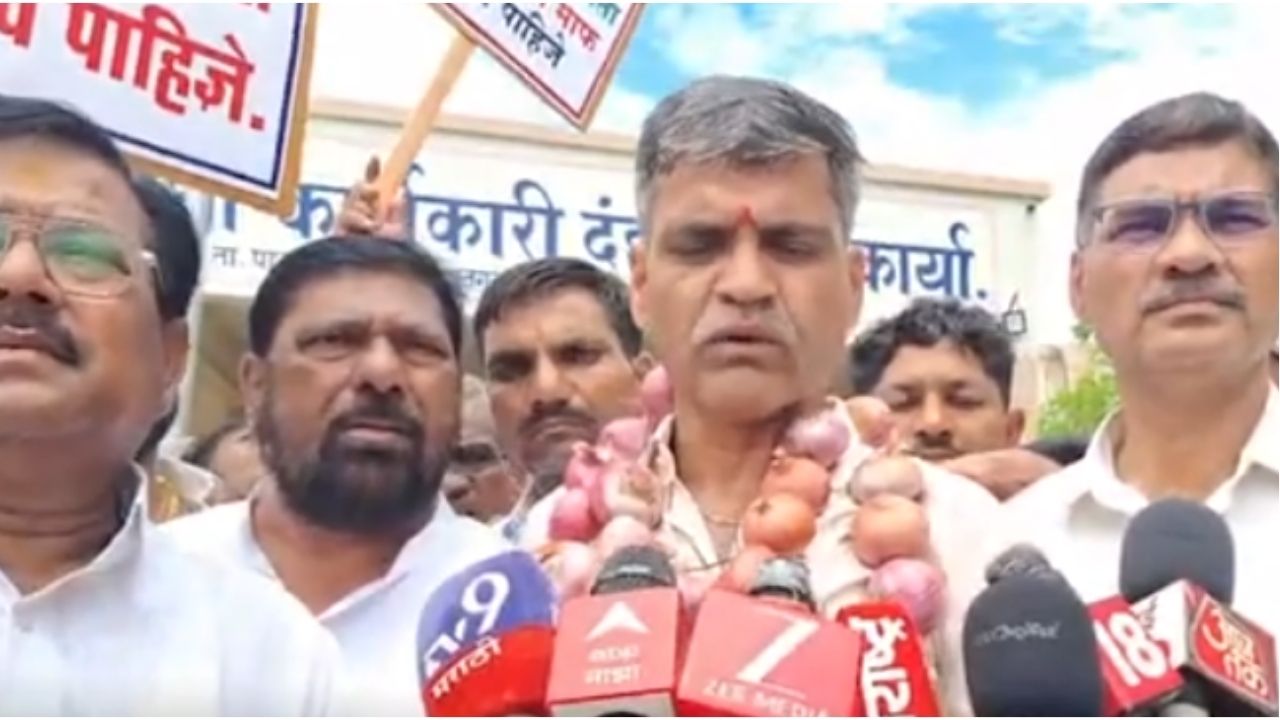 AHILYANAGAR : भर पावसात पारनेरमध्ये शेतकऱ्यांचा जनआक्रोश मोर्चा, शेतकऱ्यांची सरकारविरोधात घोषणाबाजी