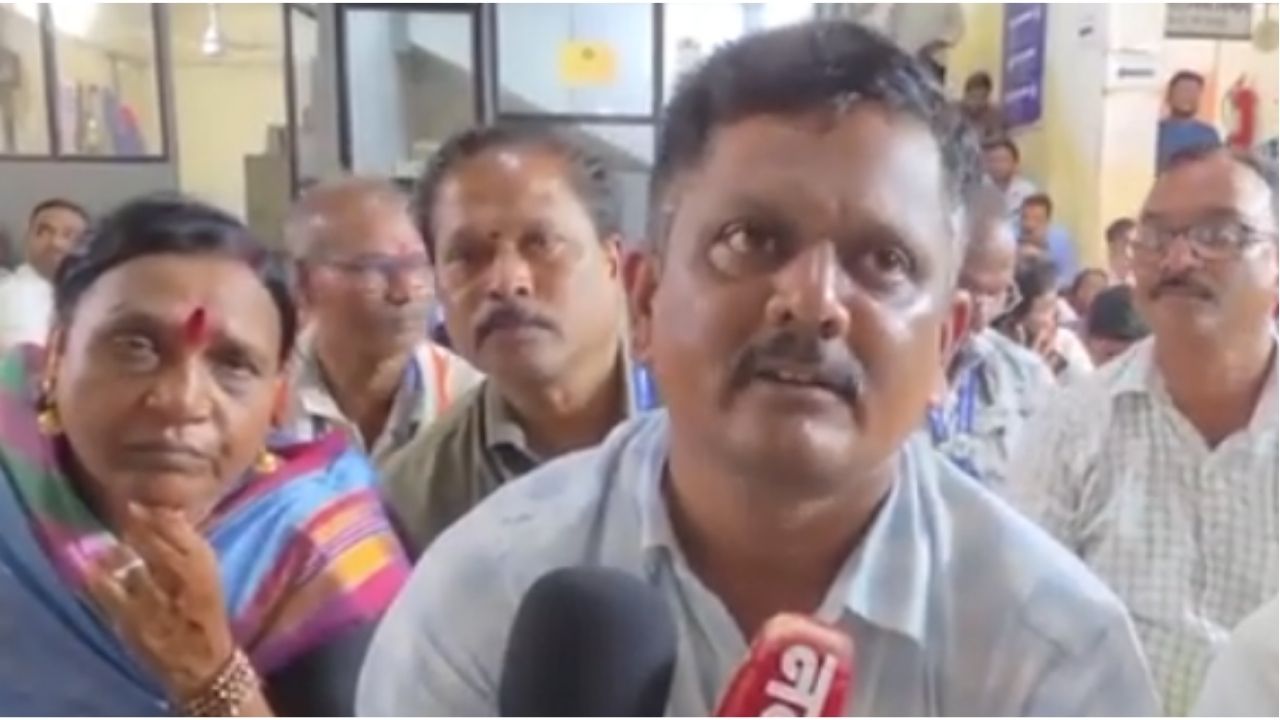 Latur : “पगार मिळेपर्यंत हटणार नाही…”; लातूर महापालिकेचे कामकाज पूर्णपणे ठप्प