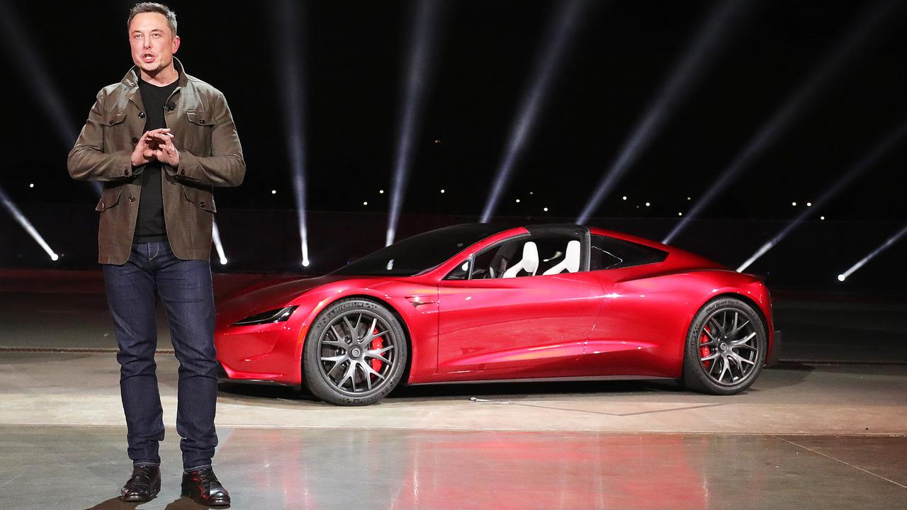 एलॉन मस्क यांच्याकडे प्रसिद्ध Tesla Roadster आणि चित्रपटातील लोटस एस्प्रिट सबमरीन कार आहे. टेस्ला रोडस्टरची किंमत सुमारे ₹1 कोटी होती. ते स्वतःच्या टेस्ला ब्रँडच्या इलेक्ट्रिक वाहनांना प्रोत्साहन देतात. देश – अमेरिका, वाहन ब्रँड – टेस्ला.