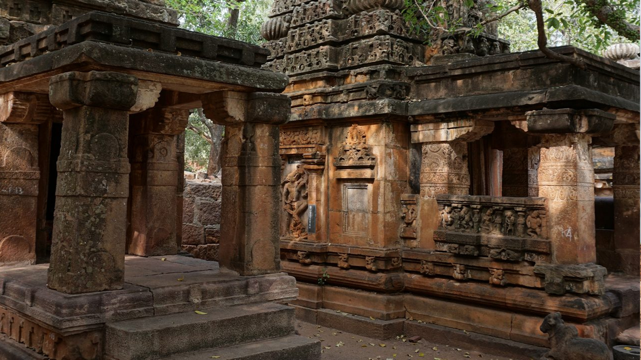महाकूट मंदिर समूह- बदामी जवळील एका घनदाट आणि शांत जंगलात हा मंदिरांचा समूह आहे. येथे अनेक लहान-मोठी शिवमंदिरे असून मंदिराच्या आवारात 'विष्णू पुष्करिणी' नावाचा एक नैसर्गिक पाण्याचा झरा (कुंड) आहे. येथे आजही भाविक आणि पर्यटक पवित्र स्नानासाठी येतात.