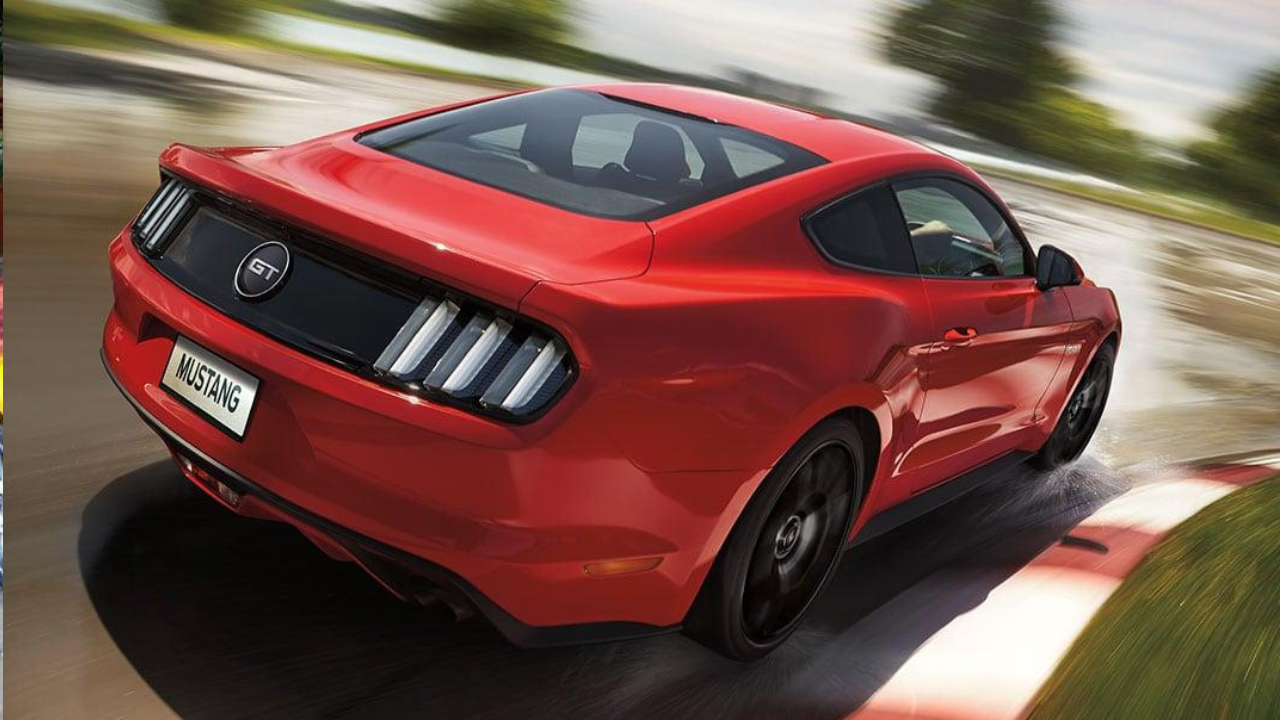 Ford Mustang (घोडा) - 'मस्टँग' हा उत्तर अमेरिकेतील जंगली घोड्यांचा एक प्रसिद्ध प्रकार आहे. या कारचे नाव तिच्या वेगवान आणि मुक्त स्वभावाचे प्रतीक मानले जाते. 1964 मध्ये लॉन्च झालेली Mustang आजही जगातील सर्वात लोकप्रिय मसल कार्सपैकी एक आहे.