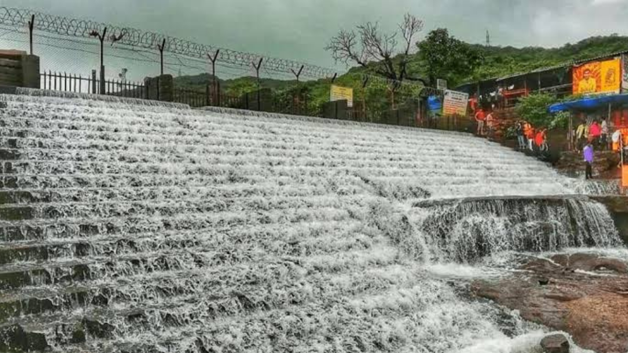 लोणावळा आणि खंडाळा- सह्याद्रीच्या कुशीत असलेले हे ठिकाण पावसाळ्यात महाराष्ट्रातील सर्वात गजबजलेले पर्यटन स्थळ बनते. येथील भुशी डॅम, टायगर पॉईंट आणि राजमाची किल्ल्याचा परिसर हिरवागार होऊन अनेक छोटे-मोठे धबधबे जिवंत होतात.