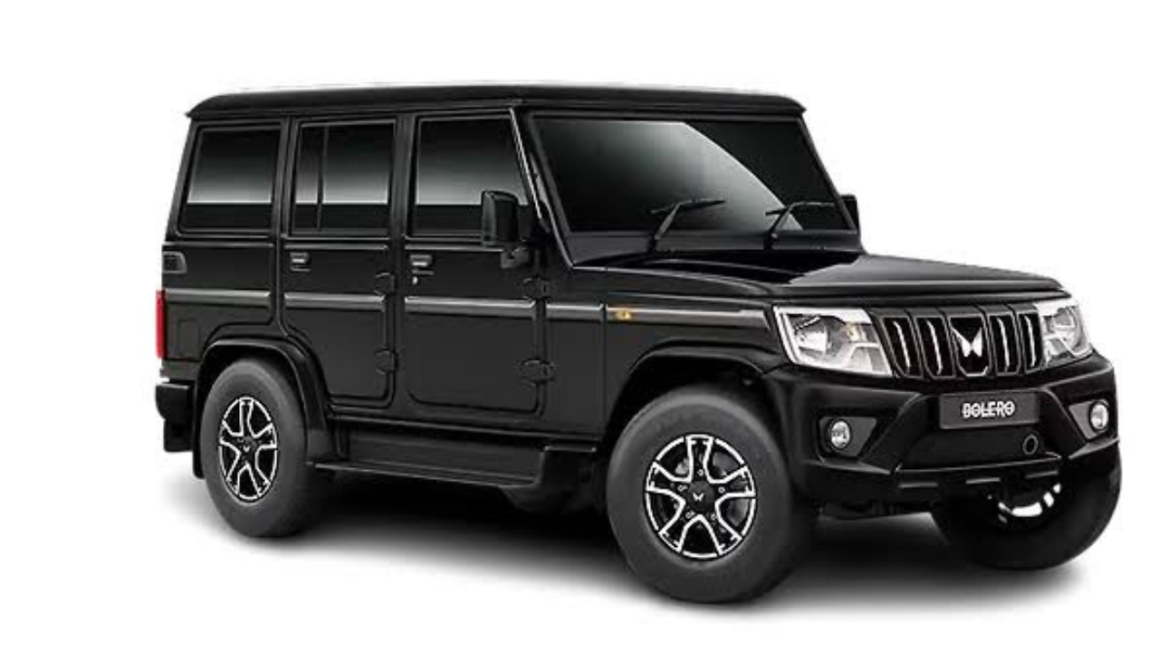 महिंद्रा बोलोरो (Mahindra Bolero) महिंद्रा बोलोरो ही भारताच्या ग्रामीण आणि निमशहरी भागाची 'लाईफलाईन' म्हणून ओळखली जाणारी अत्यंत मजबूत गाडी आहे. २००० मध्ये लाँच झालेली ही गाडी तिच्या साध्या डिझाइन, कमी देखभाल खर्च आणि अफाट लोड वाहून नेण्याच्या क्षमतेमुळे प्रचंड यशस्वी ठरली. अनेक दशकोंपासून ही कार भारतातील सर्वाधिक विकली जाणारी आणि लोकांचा सर्वाधिक विश्वास असलेली युटिलिटी व्हेईकल आहे.
