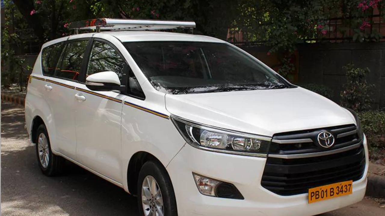 Toyota Innova Crysta-टोयोटा इनोव्हा क्रिस्टा ही भारतातील प्रीमियम टॅक्सी सेगमेंटची ओळख बनली आहे. प्रशस्त केबिन, आरामदायी सीट्स आणि मजबूत बांधणीमुळे लांबच्या प्रवासासाठी ती आदर्श मानली जाते. विमानतळ सेवा, कॉर्पोरेट ट्रॅव्हल आणि पर्यटन व्यवसायात तिचा मोठ्या प्रमाणावर वापर होतो. विश्वासार्ह इंजिन आणि दीर्घ आयुष्य हे तिचे प्रमुख वैशिष्ट्य आहे. त्यामुळे अनेक ट्रॅव्हल ऑपरेटर इनोव्हा क्रिस्टाला प्राधान्य देतात.