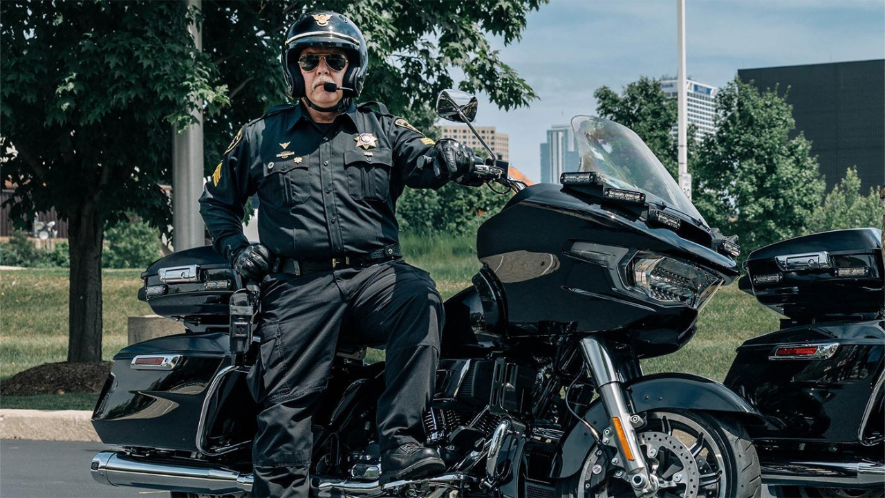Harley-Davidson Electra Glide Police (USA)-अमेरिकेतील अनेक पोलीस विभागांची ही प्रतिष्ठित मोटारसायकल आहे. मोठे इंजिन, आरामदायी रायडिंग आणि लांब पल्ल्याच्या गस्तीसाठी आवश्यक सुविधा यामुळे ती लोकप्रिय आहे. अनेक महामार्ग पोलीस दलांमध्ये तिचा वापर होतो.