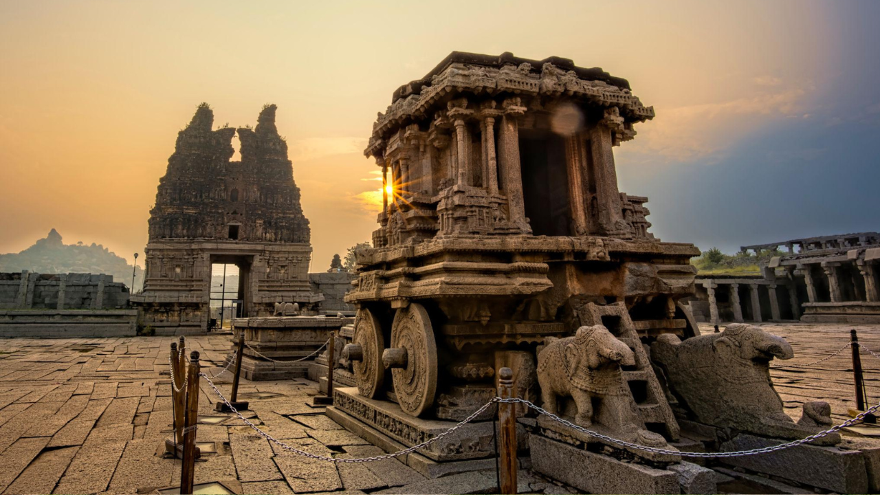 विठ्ठल मंदिर – दगडातून साकारलेले स्थापत्यवैभव विट्ठल मंदिर हे हम्पीतील सर्वात प्रसिद्ध ऐतिहासिक स्थळांपैकी एक आहे. मंदिरातील संगीत निर्माण करणारे खांब आणि अप्रतिम शिल्पकला जगभरातील पर्यटकांना आकर्षित करतात. विजयनगर साम्राज्याच्या कलात्मक समृद्धीचे हे सर्वोत्तम उदाहरण मानले जाते.