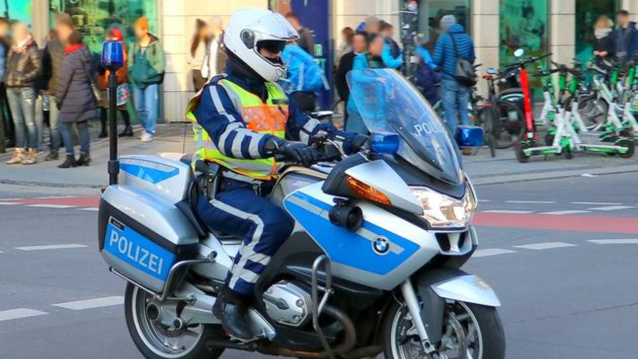 BMW R 1250 RT-P (Germany)-जर्मनीसह अनेक युरोपियन देशांतील पोलीस दल ही बाईक वापरतात. प्रगत इलेक्ट्रॉनिक्स, उत्कृष्ट स्थिरता आणि उच्च वेगाची क्षमता यामुळे ती महामार्ग गस्तीसाठी आदर्श मानली जाते.