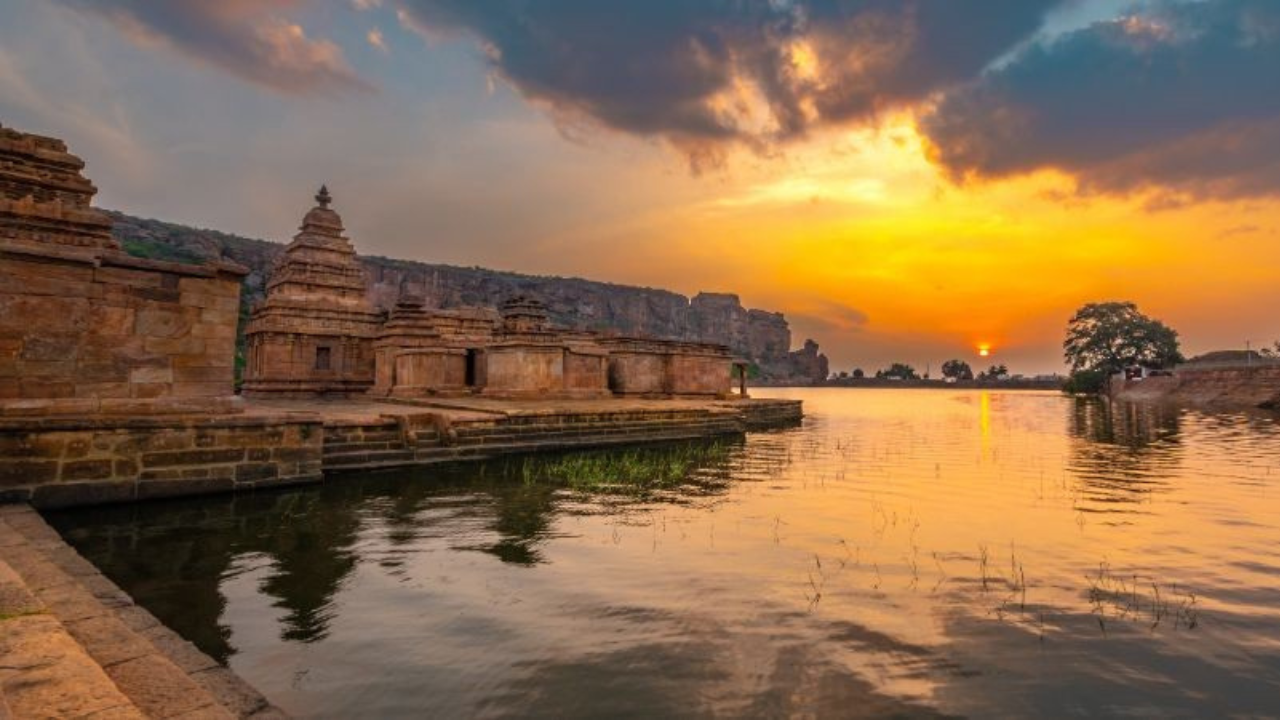 अगस्त्य तलाव- बदामीच्या गुंफा आणि मंदिरांच्या मधोमध असलेला हा एक विस्तीर्ण आणि ऐतिहासिक तलाव आहे. या तलावाच्या पाण्यामध्ये औषधी गुणधर्म असून त्यात स्नान केल्याने आजार बरे होतात, अशी जुनी धार्मिक समजूत आहे. या तलावाच्या काठावरून संपूर्ण परिसराचा सुंदर नजराणा दिसतो.