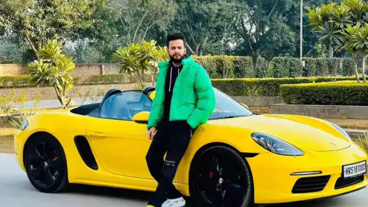 एल्व्हिश यादव (Porsche 718 Boxster): आपल्या रोस्टिंग आणि व्लॉग्ससाठी प्रसिद्ध असलेल्या एल्व्हिशकडे १.५ कोटी रुपयांची स्टायलिश, छप्पर उघडणारी स्पोर्ट्स कार आहे.
