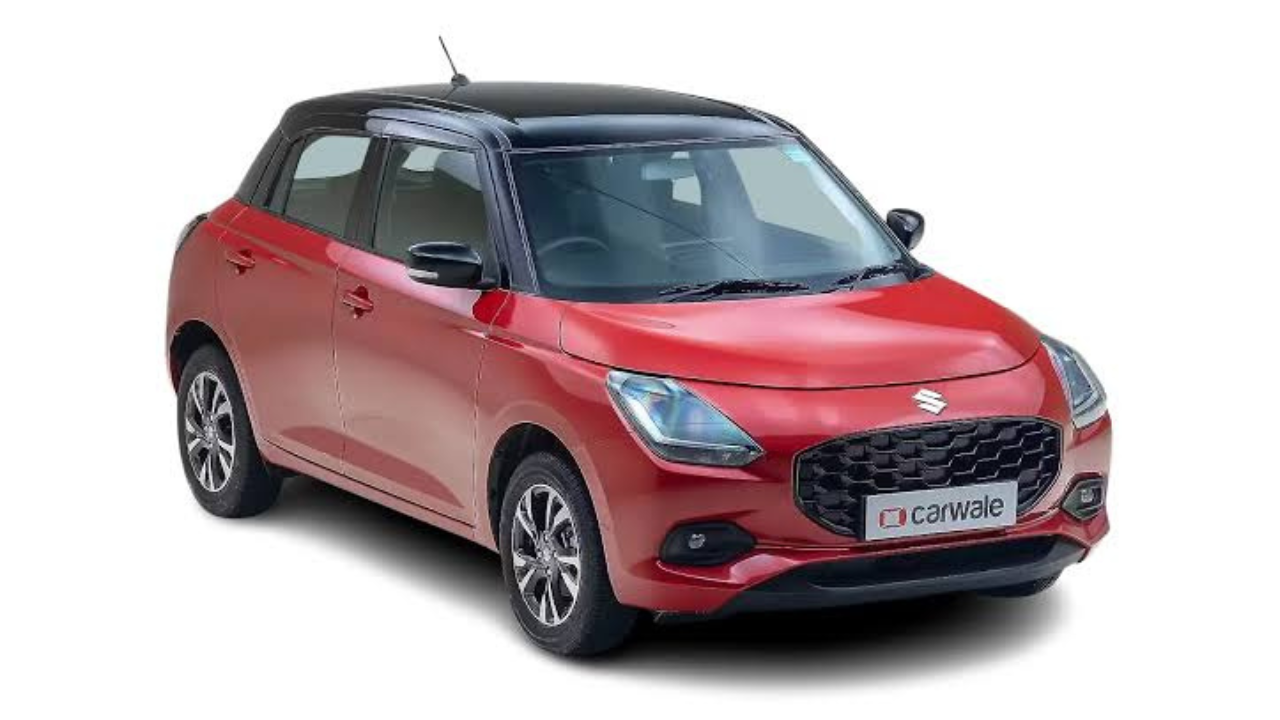मारुती सुझुकी स्विफ्ट (Maruti Suzuki Swift) २००५ मध्ये लाँच झालेली मारुती स्विफ्ट ही भारतातील तरुणांची सर्वात आवडती प्रीमियम हॅचबॅक कार ठरली. तिच्या स्पोर्टी लुक्स, दमदार परफॉर्मन्स आणि उत्कृष्ट मायलेजमुळे या गाडीने बाजारात येताच प्रचंड लोकप्रियता मिळवली. आजही आधुनिक फीचर्स आणि नव्या डिझाइनसह ही कार भारतातील सर्वाधिक विक्री होणाऱ्या गाड्यांपैकी एक आहे.