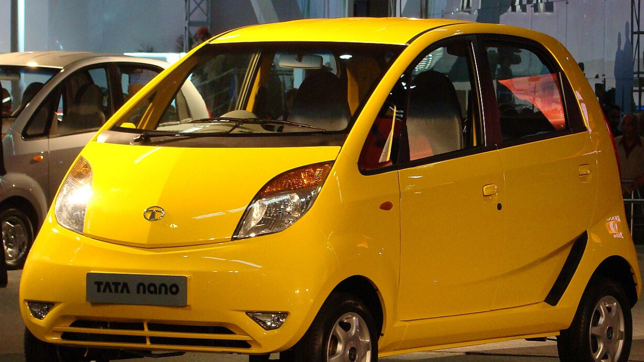 टाटा नॅनो (Tata Nano) रतन टाटा यांचे स्वप्न असणारी टाटा नॅनो ही जगातील सर्वात स्वस्त कार म्हणून इतिहासात अजरामर झाली आहे. दुचाकीवरून प्रवास करणाऱ्या मध्यमवर्गीय भारतीय कुटुंबांना सुरक्षित आणि परवडणारा चारचाकीचा पर्याय देणे हा या कारचा मुख्य उद्देश होता. जरी या गाडीला व्यावसायिक स्तरावर मोठे यश मिळाले नसले, तरी तिच्या कल्पक डिझाइनने जागतिक ऑटोमोबाईल क्षेत्राचे लक्ष वेधून घेतले.