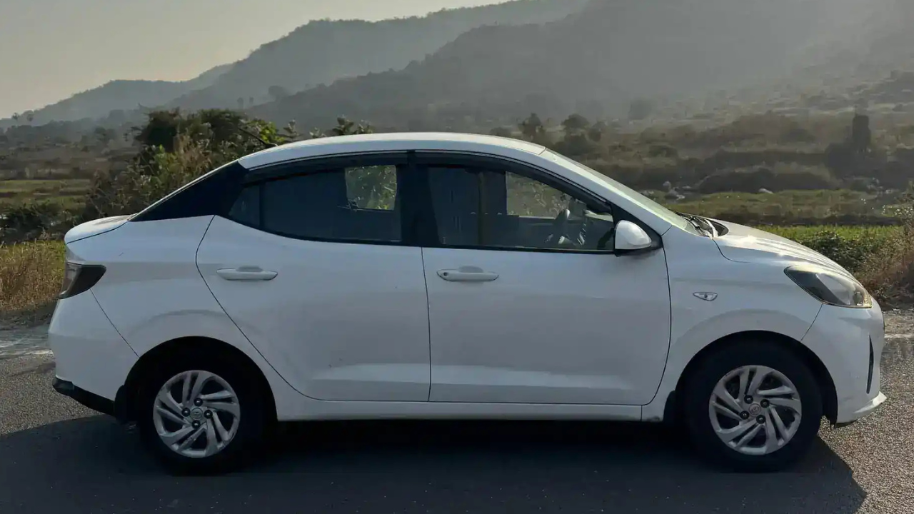 Hyundai Aura-ह्युंदाई ऑरा ही आधुनिक डिझाइन आणि चांगल्या मायलेजमुळे टॅक्सी व्यवसायात वेगाने लोकप्रिय होत आहे. विशेषतः CNG व्हेरिएंटमुळे चालकांचा इंधन खर्च कमी होतो. आरामदायी सीट्स आणि आधुनिक फीचर्समुळे प्रवाशांना चांगला अनुभव मिळतो. शहरातील राईड-हेलिंग सेवांमध्ये तिचा मोठ्या प्रमाणावर वापर होतो. डिझायरला पर्याय म्हणून अनेक फ्लीट ऑपरेटर्स ऑराची निवड करतात.