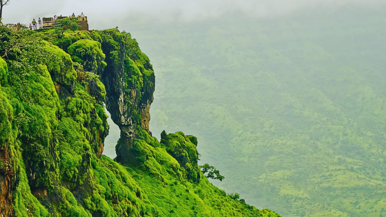 महाबळेश्वर आणि पाचगणी- साताऱ्यातील ही जुळी हिल स्टेशन्स पावसाळ्यात जणू ढगांच्या चादरीखाली हरवून जातात. येथील 'लिंगमळा धबधबा', 'ऑर्थर सीट पॉईंट' आणि धुक्याने वेढलेला प्रतापगड किल्ला या दिवसांत पाहण्यासारखा असतो.