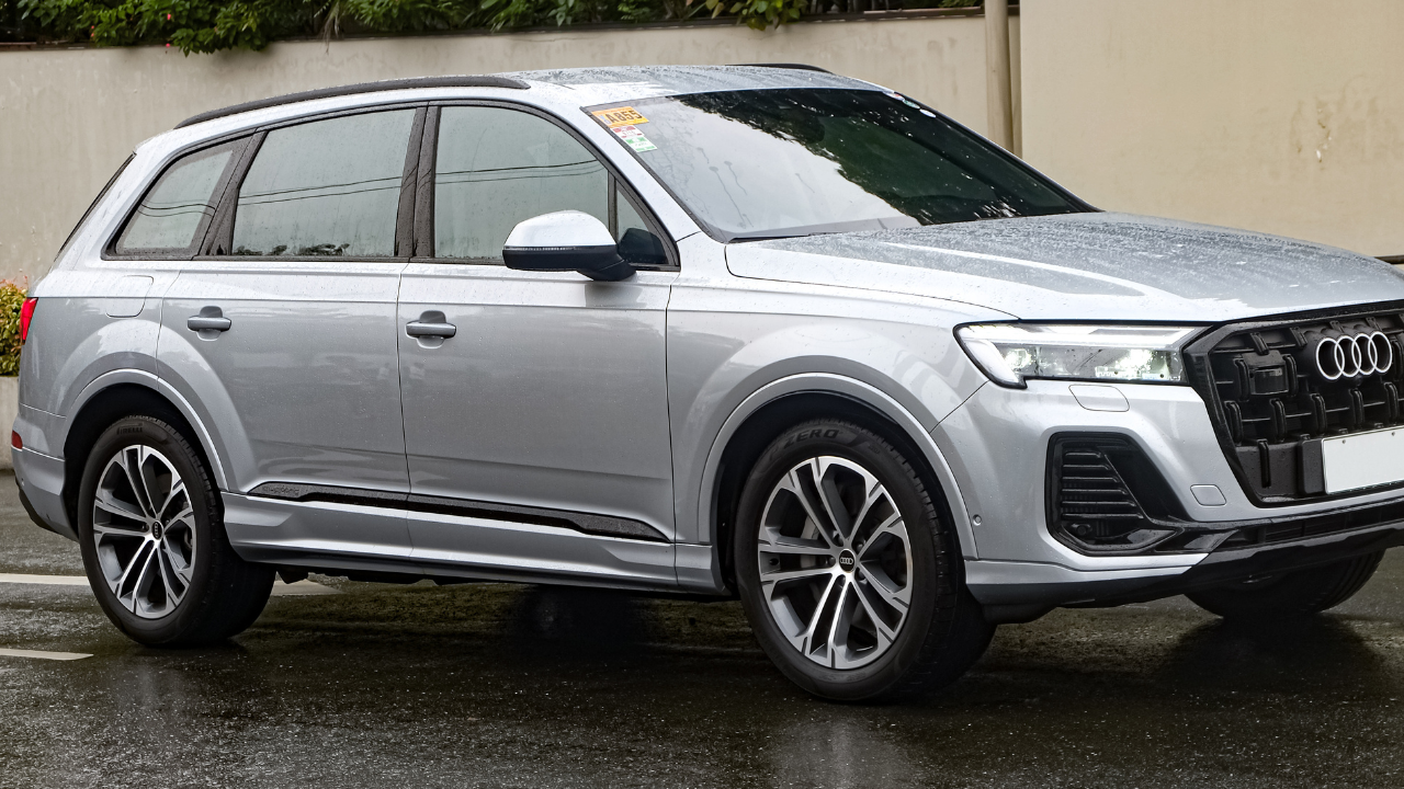 कॅरीमिनाटी (Audi Q7): भारतातील सर्वात मोठा युट्युबर अजय नागर प्रवासासाठी ९० लाख रुपयांच्या अत्यंत आरामदायी आणि प्रीमियम ऑडी एसयूव्हीचा वापर करतो.