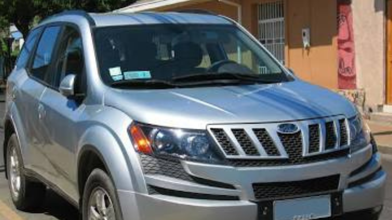 महिंद्रा एक्सयूव्ही ५०० (Mahindra XUV500) २०११ मध्ये आलेल्या महिंद्रा एक्सयूव्ही ५०० ने भारतीय ग्राहकांना पहिल्यांदाच जागतिक दर्जाची प्रीमिअम आणि 'चीता-इन्स्पायर्ड' डिझाइन असलेली मोनॉकॉक एसयूव्ही दिली. त्या काळातील प्रगत तंत्रज्ञान, आरामदायी ७-सीटर जागा आणि हाय-टेक फीचर्समुळे या गाडीने बाजारात प्रचंड खळबळ माजवली होती. या गाडीने महिंद्रा ब्रँडला आधुनिक आणि आंतरराष्ट्रीय स्तरावर एक नवी ओळख मिळवून दिली.