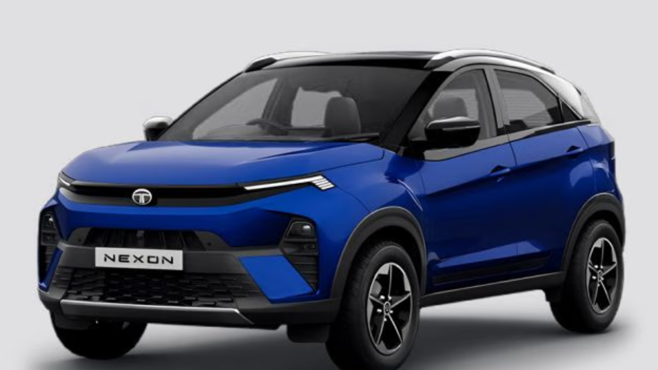 टाटा नेक्सॉन (Tata Nexon) २०१७ मध्ये आलेल्या टाटा नेक्सॉनने भारतीय ऑटोमोबाईल क्षेत्रात सुरक्षेचे नवे पर्व सुरू केले, कारण ही ग्लोबल एनकॅप (GNCAP) क्रॅश टेस्टमध्ये '५-स्टार' रेटिंग मिळवणारी पहिली भारतीय कार ठरली. तिच्या उत्कृष्ट मस्कुलर डिझाइन, हाय-टेक फीचर्स आणि मजबूत बांधणीमुळे ही कार भारतातील सर्वाधिक विकली जाणारी कॉम्पॅक्ट एसयूव्ही बनली. या कारने टाटा मोटर्सला आधुनिक ग्राहकांमध्ये एक नवी आणि भक्कम ओळख मिळवून दिली.