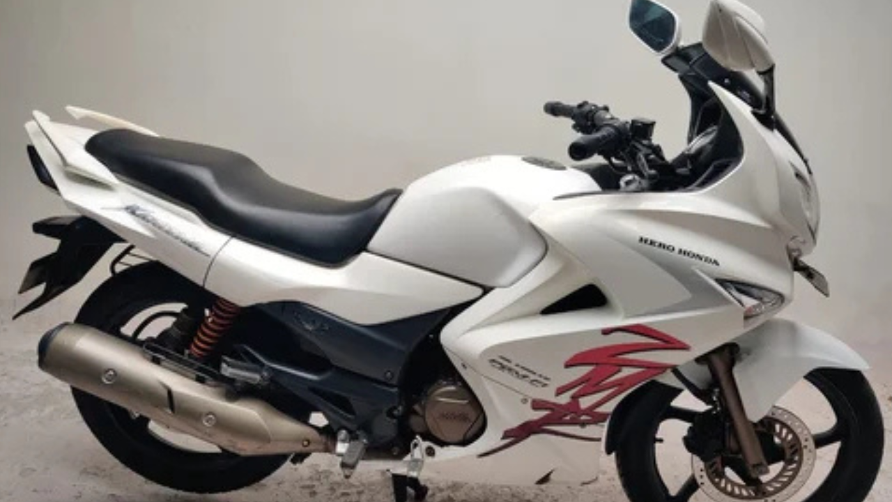 हिरो होंडा करिझ्मा (Hero Honda Karizma) हृतिक रोशनच्या जाहिरातीमुळे कमालीची लोकप्रिय झालेली आणि लांबच्या प्रवासासाठी ओळखली जाणारी 'अल्टिमेट ड्रीम बाईक'.