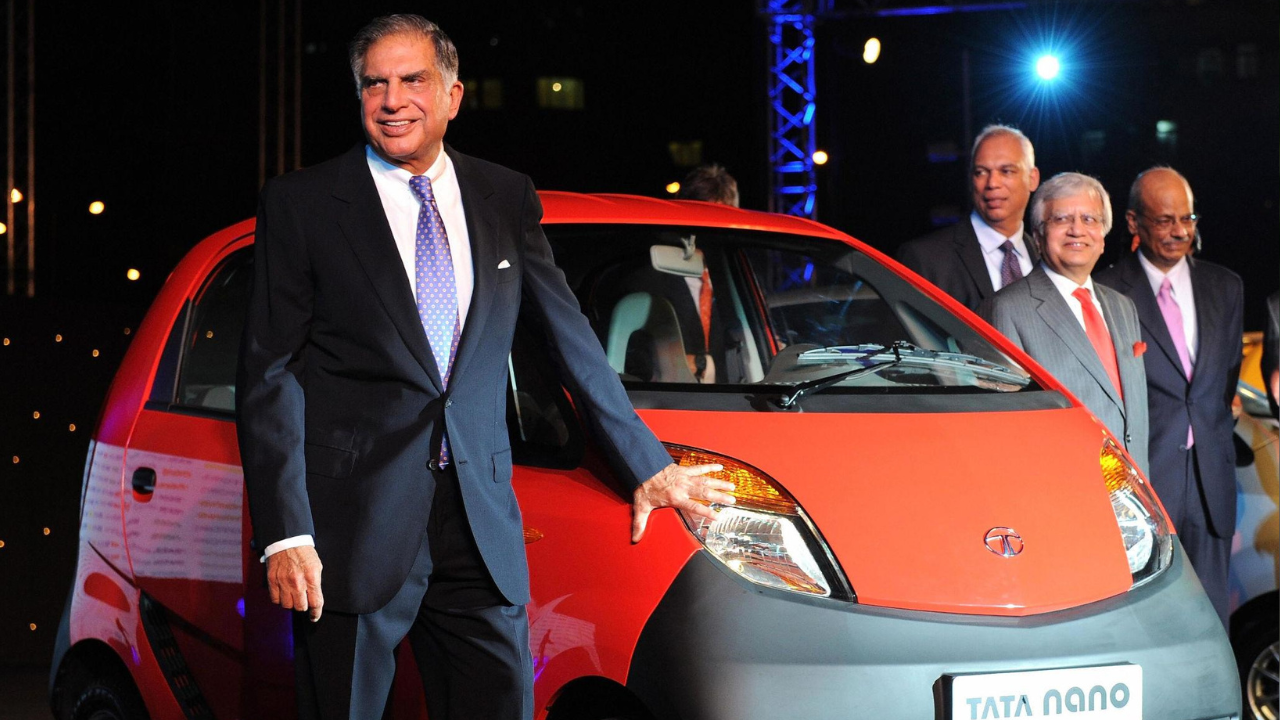 Ratan Tata-रतन टाटा हे व्यावसायिकदृष्ट्या उद्योगपती असले तरी त्यांनी वाहन विकासात अभियंत्यांसोबत सक्रिय भूमिका बजावली. सर्वसामान्य भारतीय कुटुंबासाठी परवडणारी कार उपलब्ध करून देण्याचे त्यांचे स्वप्न टाटा नॅनोमधून साकार झाले. त्यांच्या नेतृत्वाखाली टाटा मोटर्सने जागतिक स्तरावर अनेक तांत्रिक आणि व्यावसायिक यश मिळवले.