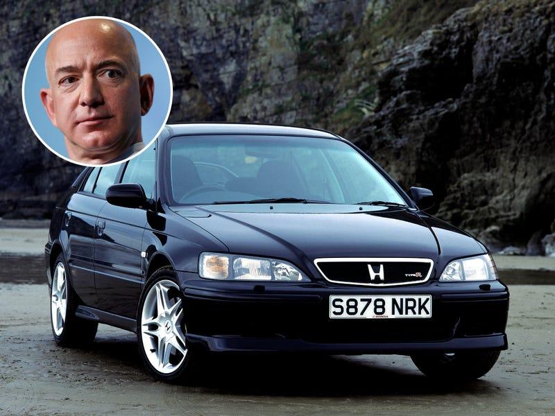 अमेझॉनचे संस्थापक जेफ बेझोस हे अनेक वर्षे साधी Honda Accord वापरत होते. या कारची किंमत सुमारे ₹25 लाख आहे. जगातील श्रीमंत व्यक्तींमध्ये असूनही त्यांची साधेपणासाठी ओळख आहे. देश – अमेरिका, ब्रँड – होंडा.