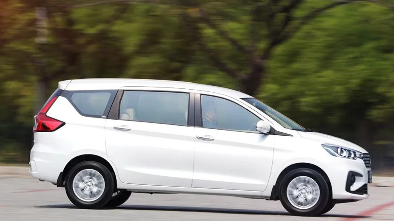 Maruti Suzuki Ertiga-मारुती सुझुकी ईर्टिगा ही 7-सीटर MPV असल्यामुळे कौटुंबिक आणि पर्यटन टॅक्सींसाठी खूप लोकप्रिय आहे. कमी इंधन खर्च आणि प्रशस्त इंटीरियर ही तिची मुख्य जमेची बाजू आहे. प्रवाशांना आरामदायी प्रवासाचा अनुभव देण्यासाठी ईर्टिगा उत्तम पर्याय मानली जाते. शहरांतर्गत तसेच आंतरराज्य प्रवासासाठीही ती वापरली जाते. अनेक टूर अँड ट्रॅव्हल कंपन्यांच्या ताफ्यात ही कार दिसून येते.