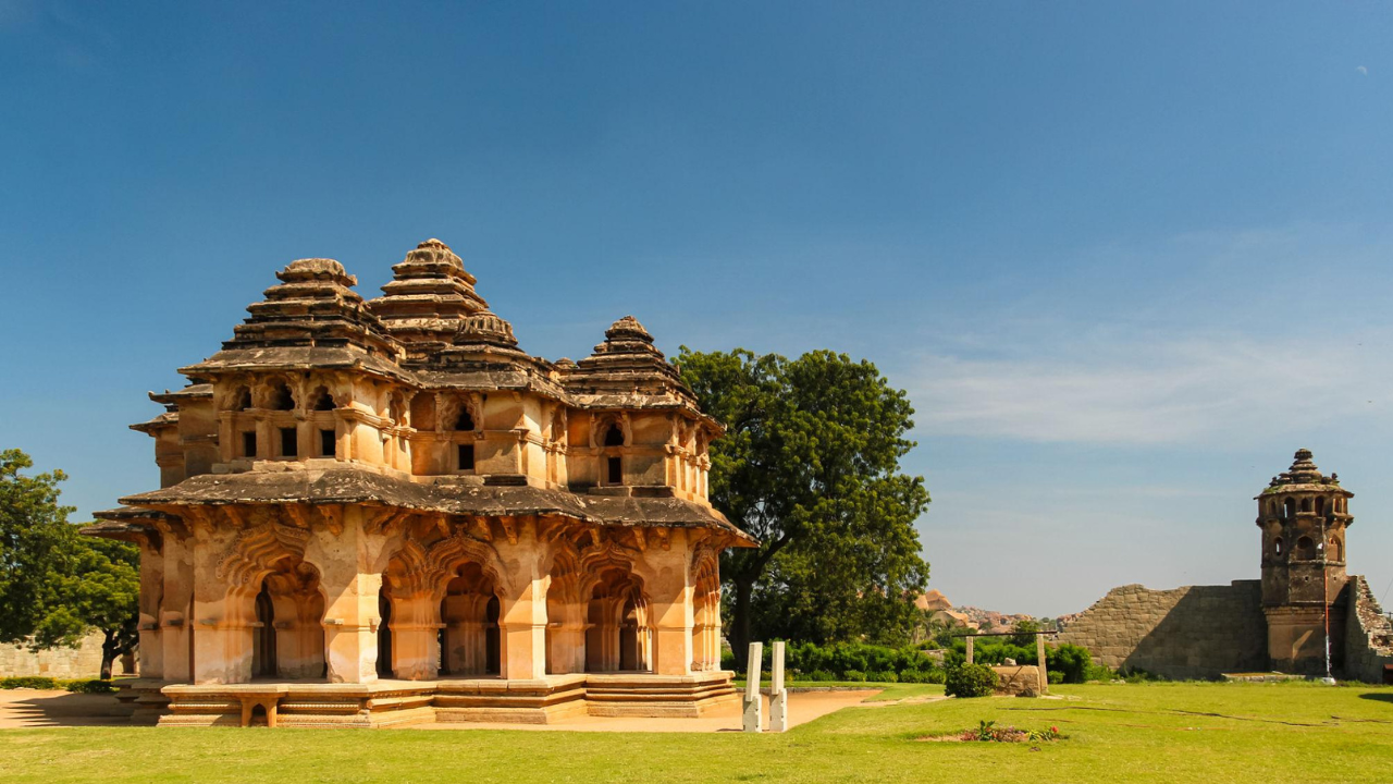 कमळ महाल – राजेशाही सौंदर्याचा अनोखा नमुना कमळाच्या आकारासारखी दिसणारी ही सुंदर वास्तू राजघराण्यातील महिलांच्या वापरासाठी बांधण्यात आली होती असे मानले जाते. हिंदू आणि इस्लामी वास्तुकलेचा सुंदर संगम येथे पाहायला मिळतो.