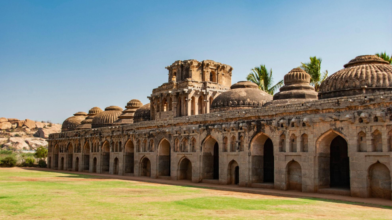 हत्ती तबेले – साम्राज्याच्या वैभवाची साक्ष विजयनगर साम्राज्यातील राजहत्तींसाठी उभारण्यात आलेले हे विशाल तबेले त्यांच्या भव्यतेसाठी प्रसिद्ध आहेत. वास्तूची मजबूत रचना आणि आकर्षक कमानी पर्यटकांचे लक्ष वेधून घेतात.