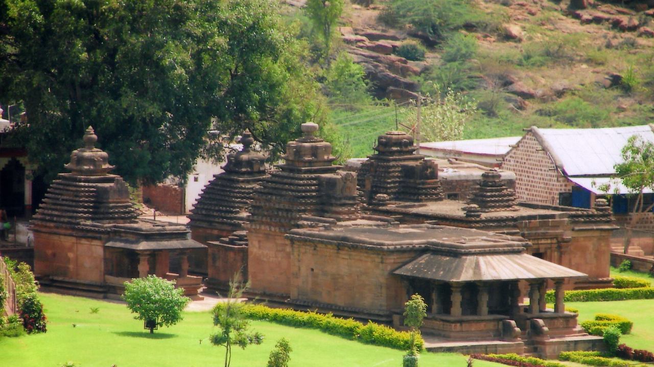 मल्लिकार्जुन मंदिर समूह- भूतनाथ मंदिराच्या अगदी जवळ असलेल्या या मंदिरांचे मुख्य वैशिष्ट्य म्हणजे त्यांची शंकूच्या किंवा पिरॅमिड आकाराची शिखरे. चालुक्य राजांच्या काळातील टप्प्याटप्प्याने विकसित होत गेलेल्या बांधकाम शैलीचा हा एक उत्तम नमुना आहे.