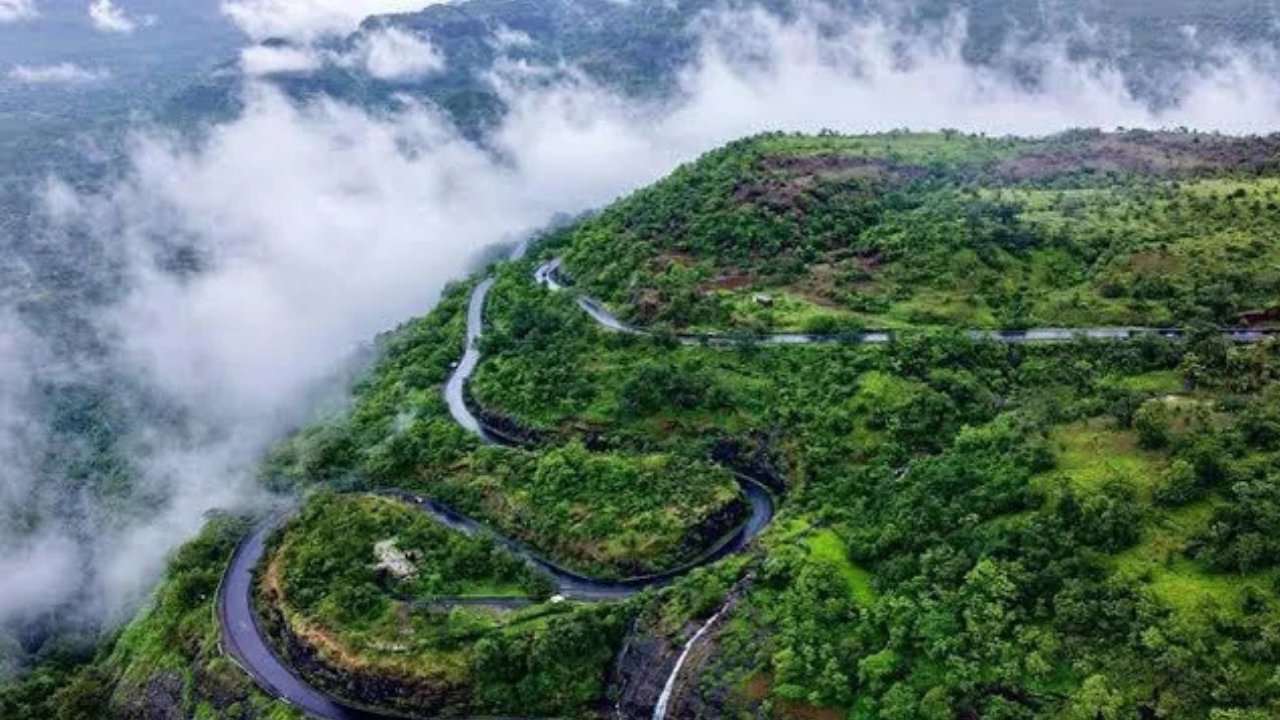 ताम्हिणी घाट पुणे आणि रायगड जिल्ह्याला जोडणारा हा घाट रस्ता पावसाळ्यात स्वर्गासारखा सुंदर दिसतो. हिरवेगार डोंगर, रस्त्याच्या अगदी शेजारून वाहणारे असंख्य लहान-मोठे धबधबे आणि दाट धुके यामुळे पावसाळी ड्राईव्ह आणि ट्रेकिंगसाठी हे पर्यटकांचे अत्यंत आवडते ठिकाण आहे. येथील 'प्लस व्हॅली' आणि 'कुंडलिका नदी'चा उगम परिसर या दिवसांत पाहण्याजोगा असतो.