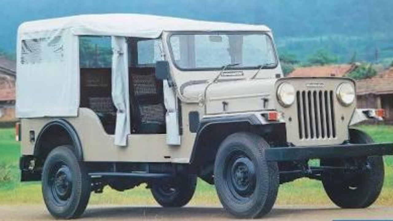 महिंद्रा कमांडर (Mahindra Commander) १९९० च्या दशकात धुमाकूळ घालणारी महिंद्रा कमांडर ही भारताच्या कानाकोपऱ्यात प्रवासी वाहतुकीचा मुख्य कणा मानली जात असे. या बहुपयोगी आणि ओपन-टॉप पर्यायांमध्ये येणाऱ्या जीपने खेड्यापाड्यातील अत्यंत खराब रस्त्यांवरही यशस्वीपणे धावून लोकांची मने जिंकली. महिंद्रा कंपनीला 'रफ अँड टफ' गाड्या बनवणारा ब्रँड म्हणून प्रस्थापित करण्यात या गाडीचा सिंहाचा वाटा आहे.