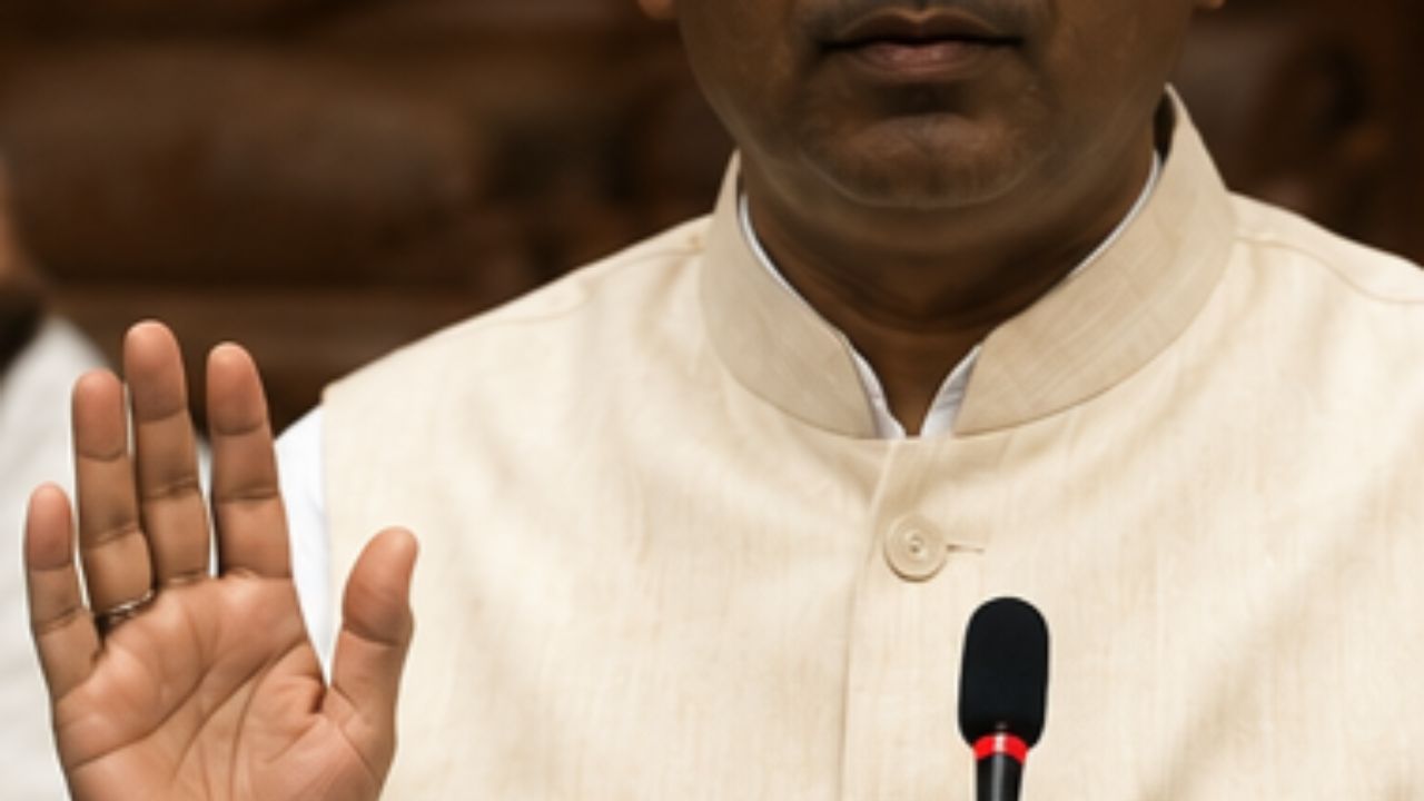 मात्र राजकारणात 'व्हीप' (Whip) म्हणजे काय? राजकीय पक्षाने आपल्या आमदार किंवा खासदारांना सभागृहात उपस्थित राहून विशिष्ट भूमिकेच्या बाजूने किंवा विरोधात मतदान करण्यासाठी जारी केलेला अधिकृत लेखी आदेश म्हणजे व्हिप... ब्रिटिश संसदीय परंपरेतून ही संकल्पना भारतात आली आहे.
