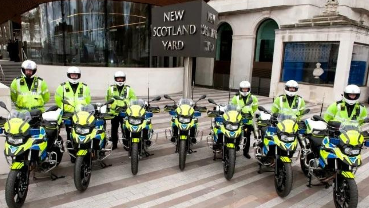 BMW F 750 GS Police (United Kingdom)-ब्रिटनमधील अनेक पोलीस विभाग ही अॅडव्हेंचर मोटारसायकल वापरतात. शहर आणि ग्रामीण भाग दोन्ही ठिकाणी ती प्रभावीपणे काम करते.