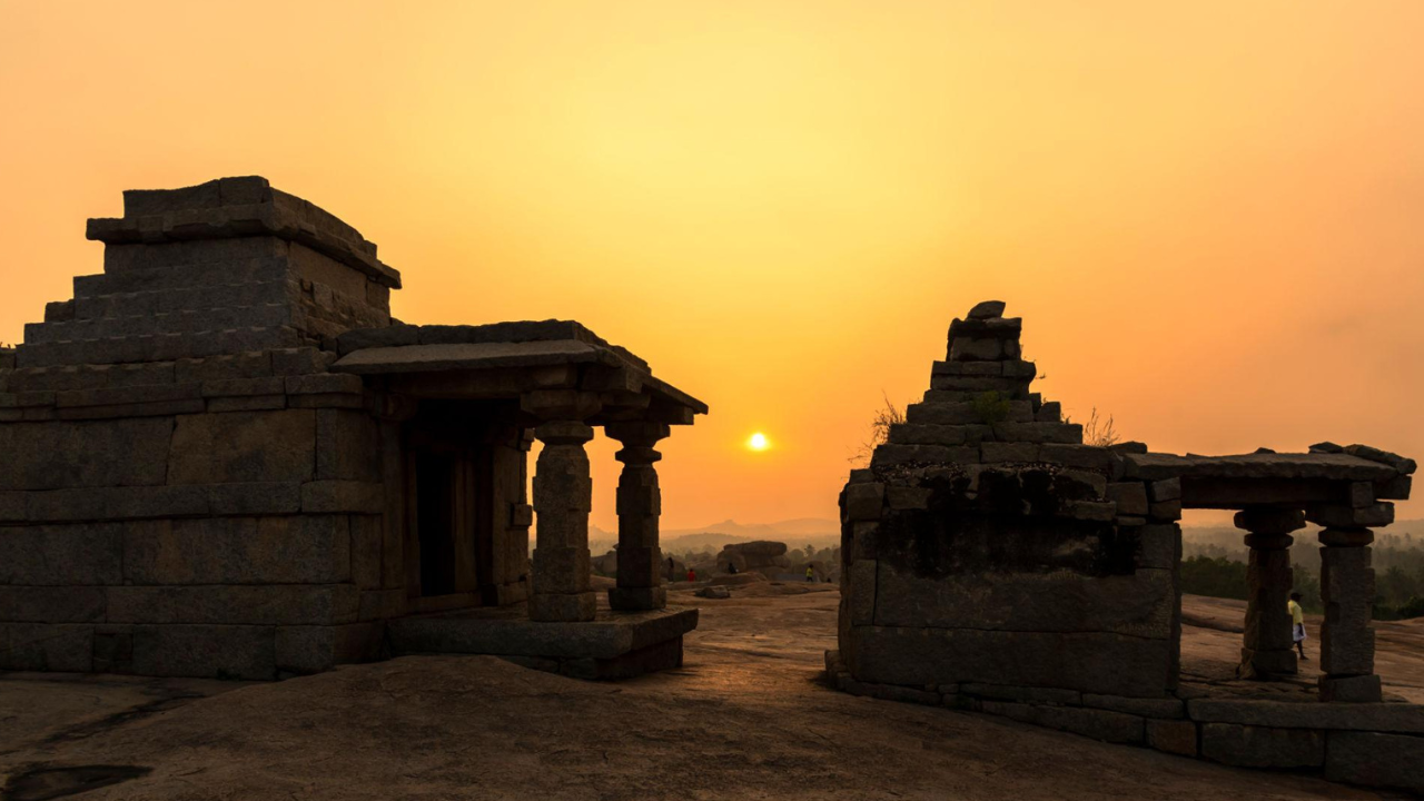 हेमकुट टेकडी – सूर्योदय आणि सूर्यास्ताचे सर्वोत्तम ठिकाण हम्पीचे विहंगम दृश्य अनुभवण्यासाठी हेमकुट टेकडी उत्तम पर्याय आहे. सूर्योदय आणि सूर्यास्ताच्या वेळी येथून दिसणारे दृश्य अत्यंत मनमोहक असते. टेकडीवर अनेक प्राचीन मंदिरेही आहेत.