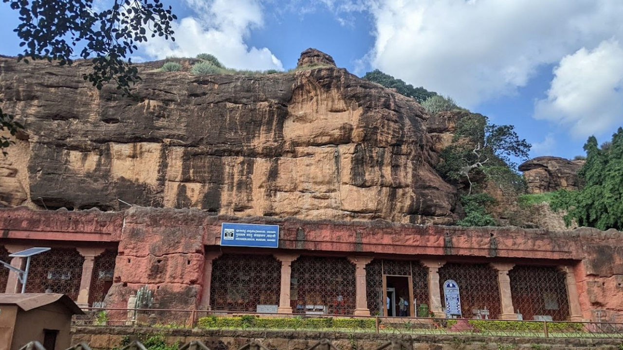 बदामी पुरातत्व संग्रहालय- बदामी किल्ल्याच्या पायथ्याशी हे संग्रहालय असून इतिहासप्रेमींसाठी हे महत्त्वाचे ठिकाण आहे. येथे चालुक्य साम्राज्य आणि त्या काळातील उत्खननात सापडलेली दुर्मिळ शिल्पे, प्राचीन शिलालेख, नाणी आणि इतर ऐतिहासिक अवशेष जतन करून ठेवण्यात आले आहेत.