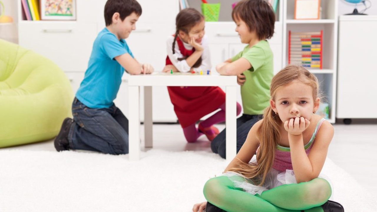 Parenting Tips: तुमचे मूल दिवसभर खोलीत एकटे कोंडून घेते का? मग बाल-मानसशास्त्रज्ञांनी पालकांना दिलेला ‘हा’ सल्ला एकदा वाचाच