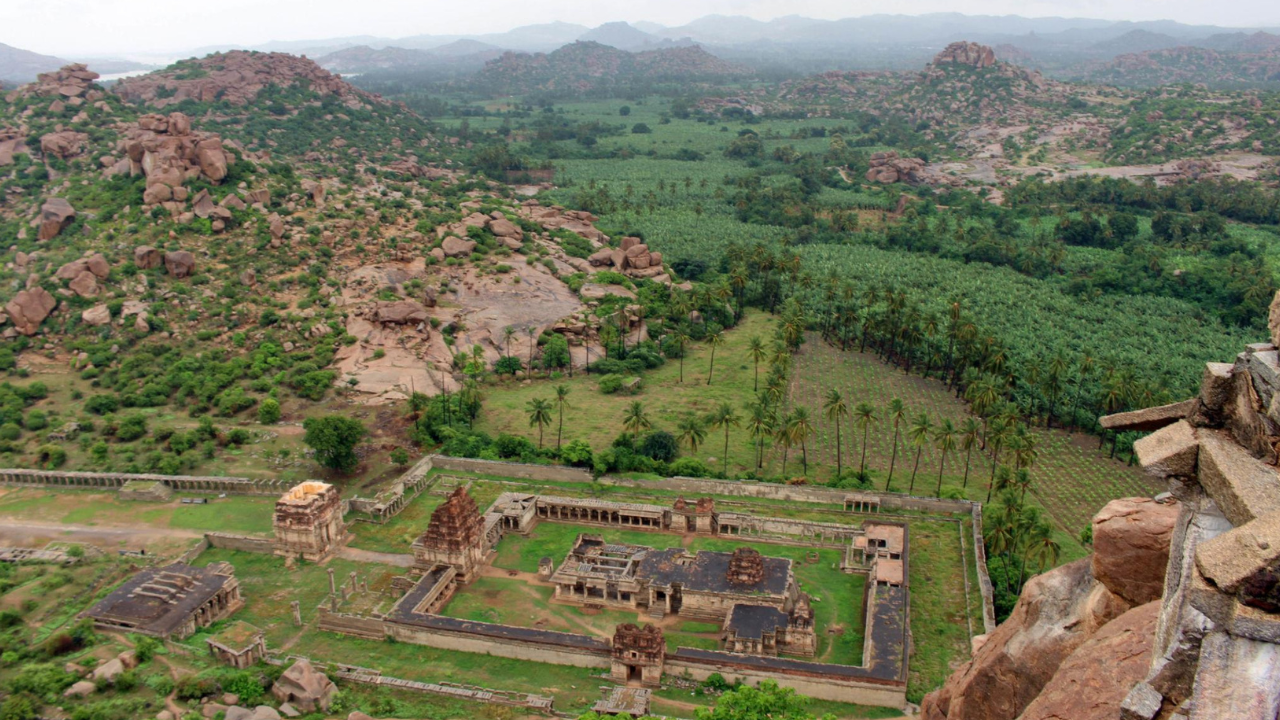 मातंग टेकडी – हम्पीचा सर्वोच्च नजारा मातंग टेकडी ही हम्पीतील सर्वात उंच टेकडी मानली जाते. ट्रेकिंग प्रेमींसाठी हे आकर्षणाचे केंद्र आहे. शिखरावरून तुंगभद्रा नदी आणि हम्पीचे विस्तीर्ण दृश्य पाहण्याचा अनुभव अविस्मरणीय ठरतो.