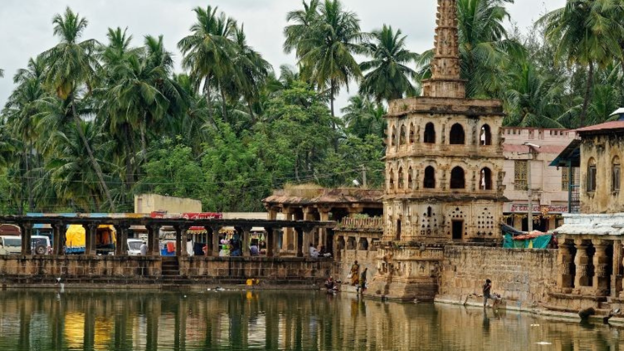 बनशंकरी देवी मंदिर- बदामीपासून साधारण ५ किमी अंतरावर असलेले हे मंदिर चालुक्य राजांची कुलदेवी 'बनशंकरी' (शाकंभरी) हिचे आहे. हे मंदिर परिसर आणि त्यासमोरील 'हरिश्चंद्र तीर्थ' नावाचे विस्तीर्ण पाण्याचे कुंड खूप प्रसिद्ध असून, या देवीवर स्थानिक लोकांची मोठी श्रद्धा आहे.
