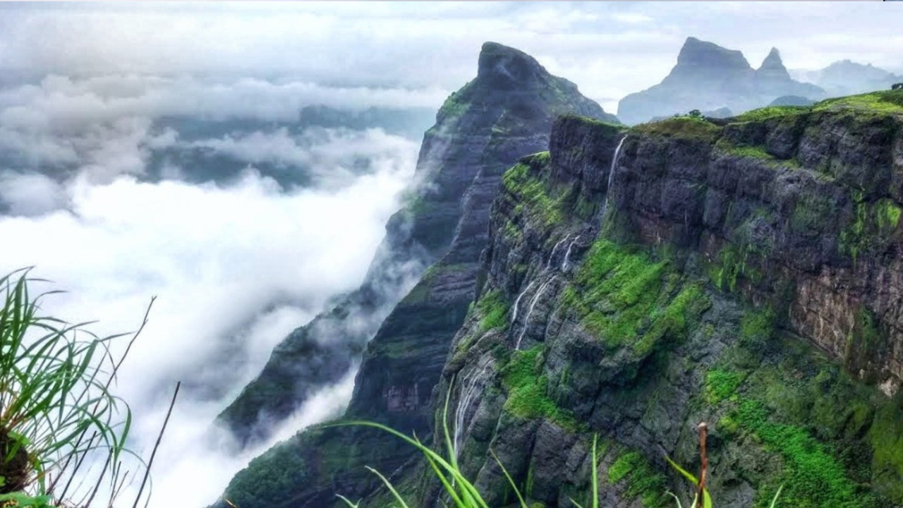 हरिश्चंद्रगड अहमदनगर, ठाणे आणि पुणे जिल्ह्यांच्या सीमेवर असलेला हा किल्ला ट्रेकर्ससाठी पावसाळ्यातील सर्वात मोठे आकर्षण आहे. पावसाळ्यात येथील विस्तीर्ण पठार हिरवेगार होते आणि डोंगरमाथ्यावरून कोसळणारे धबधबे पाहण्यासारखे असतात. येथील मुख्य आकर्षण असलेला 'कोकणकडा' या दिवसांत धुक्याने वेढलेला असतो आणि तिथून दिसणारे ढगांचे थर अंगावर रोमांच उभे करतात. तसेच किल्ल्यावरील प्राचीन 'हरिश्चंद्रेश्वर मंदिर' आणि 'केदारेश्वर गुंफा' या ऋतूत अतिशय नयनरम्य दिसतात.