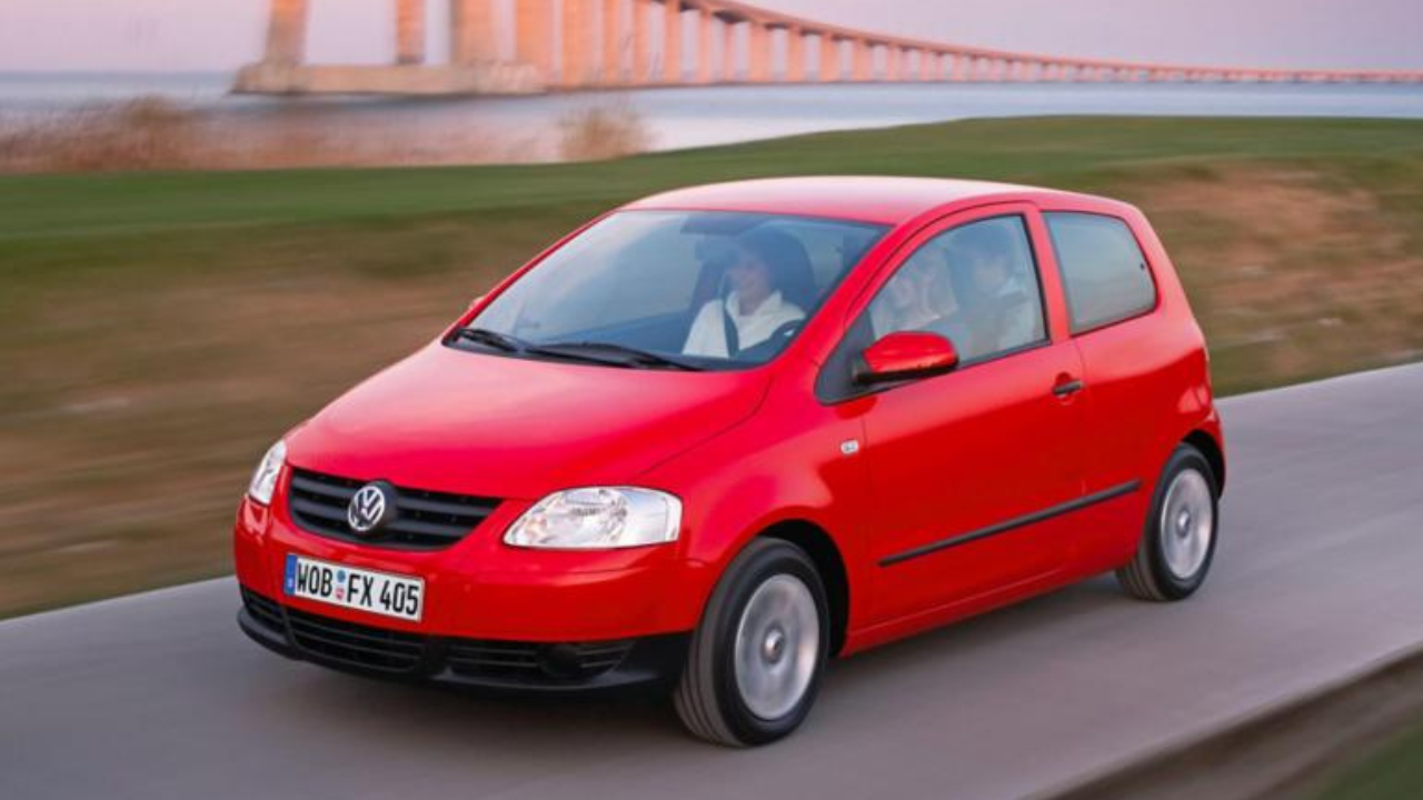 Volkswagen Fox (कोल्हा) - कोल्हा हा चतुर आणि वेगवान प्राणी म्हणून ओळखला जातो. Volkswagen Fox ला हे नाव तिच्या हलक्या वजनाच्या रचना आणि शहरातील चपळ कामगिरीमुळे देण्यात आले होते.