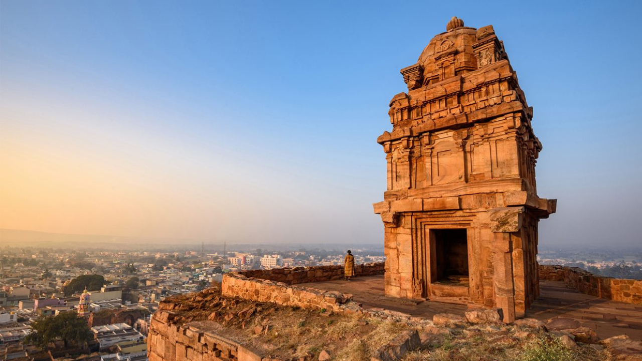 दक्षिण शिवालया उत्तर शिवालयाच्या अगदी विरुद्ध बाजूच्या कड्यांवर हे मंदिर बांधले गेले होते. सध्या या मंदिराचे केवळ ऐतिहासिक अवशेष शिल्लक आहेत, परंतु सातव्या शतकातील वास्तुकला आणि इतिहास समजून घेण्यासाठी ही जागा महत्त्वाची आहे.