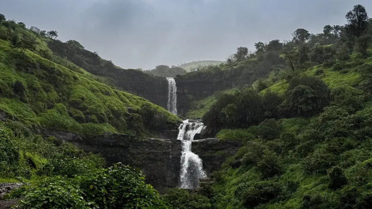 इगतपुरी- सह्याद्रीच्या उंच शिखरांनी वेढलेले इगतपुरी पावसाळ्यात ट्रेकर्ससाठी नंदनवन बनते. येथील उंट दरी, भातसा नदीचे खोरे आणि विहिगाव येथील 'अशोक धबधबा' पर्यटकांचे आवडते स्पॉट आहेत.