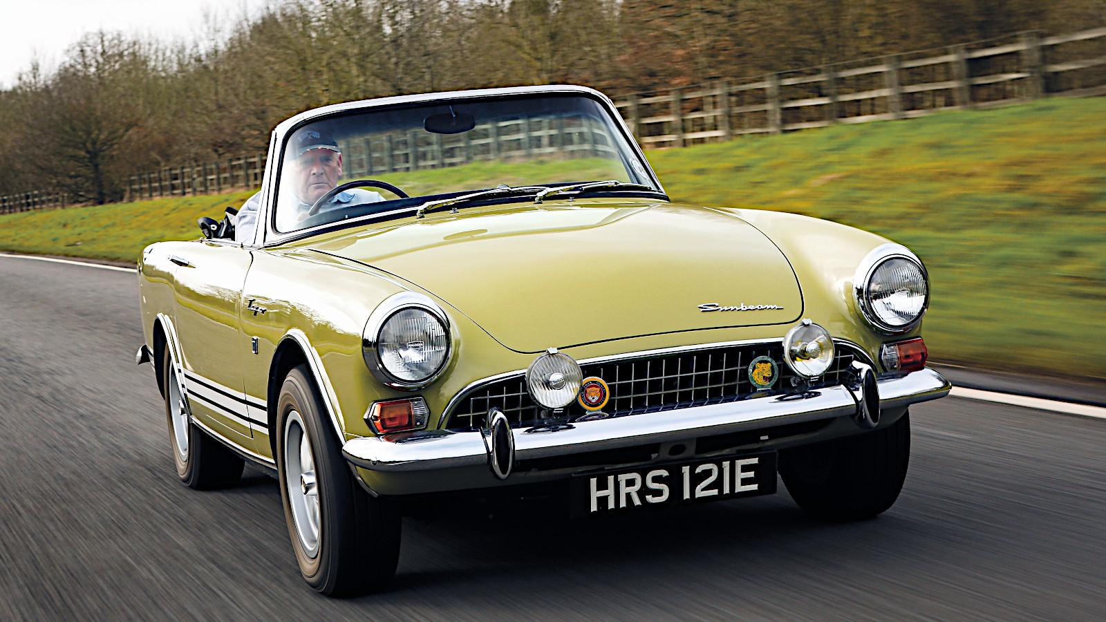 Sunbeam Tiger (वाघ) - वाघाच्या ताकद आणि आक्रमकतेपासून प्रेरित Sunbeam Tiger ही 1960 च्या दशकातील प्रसिद्ध ब्रिटिश स्पोर्ट्स कार होती. तिच्या V8 इंजिनमुळे ती अत्यंत वेगवान मानली जात होती.