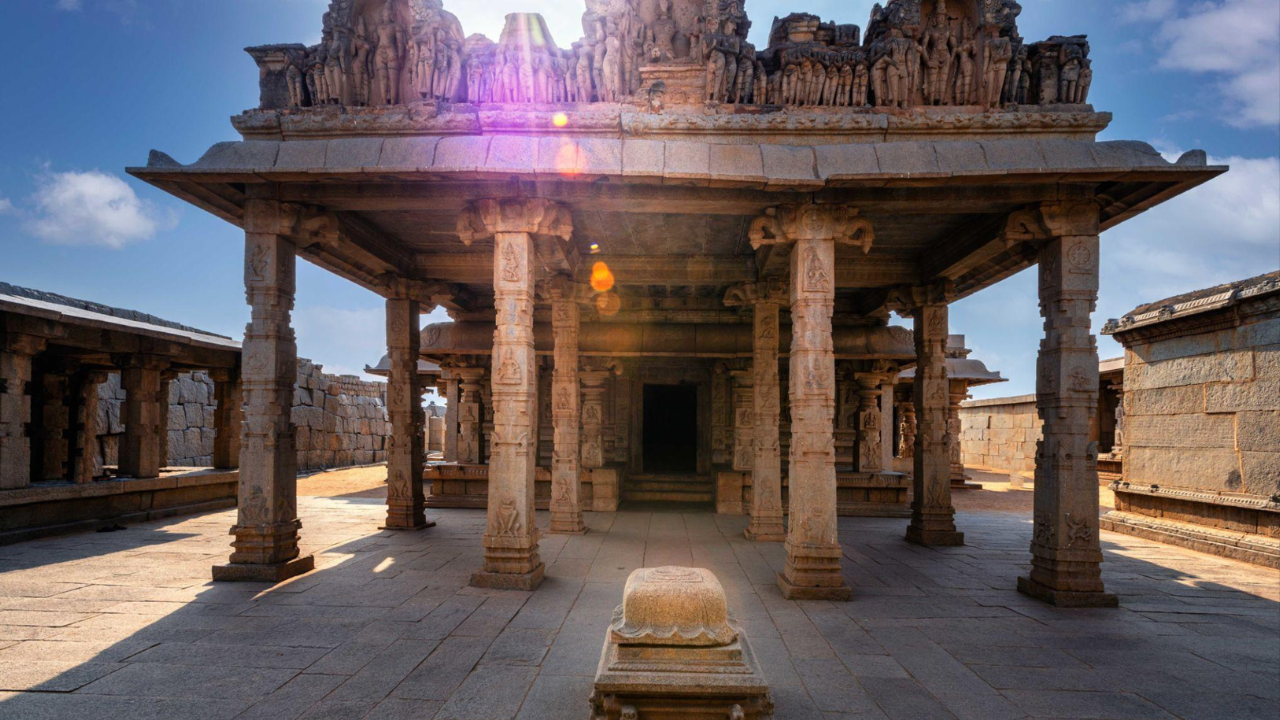 हजार राम मंदिर – रामायण शिल्पकलेचा खजिना या मंदिराच्या भिंतींवर रामायणातील विविध प्रसंग अत्यंत सुंदर पद्धतीने कोरलेले आहेत. राजघराण्याचे खासगी मंदिर म्हणून ओळखले जाणारे हे ठिकाण शिल्पकलेच्या दृष्टीने विशेष महत्त्वाचे आहे.