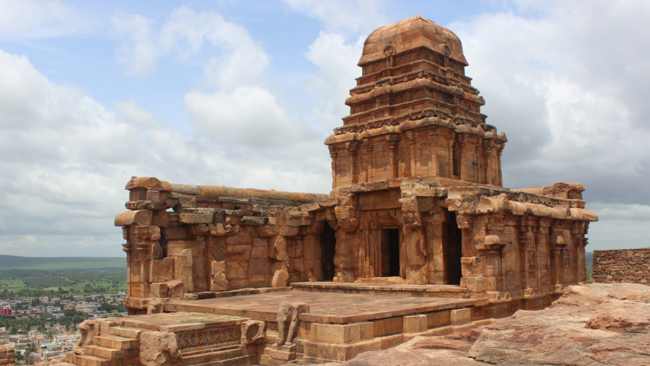 उत्तर शिवालया बादामी किल्ल्याच्या उत्तर बाजूच्या टेकडीवर हे शिवमंदिर स्थित आहे. चालुक्य काळातील सुरुवातीच्या दगडी मंदिरांपैकी हे एक आहे. या उंचावर असलेल्या मंदिरातून परिसरातील लाल दगडी डोंगर आणि दरी अतिशय देखणी दिसते.