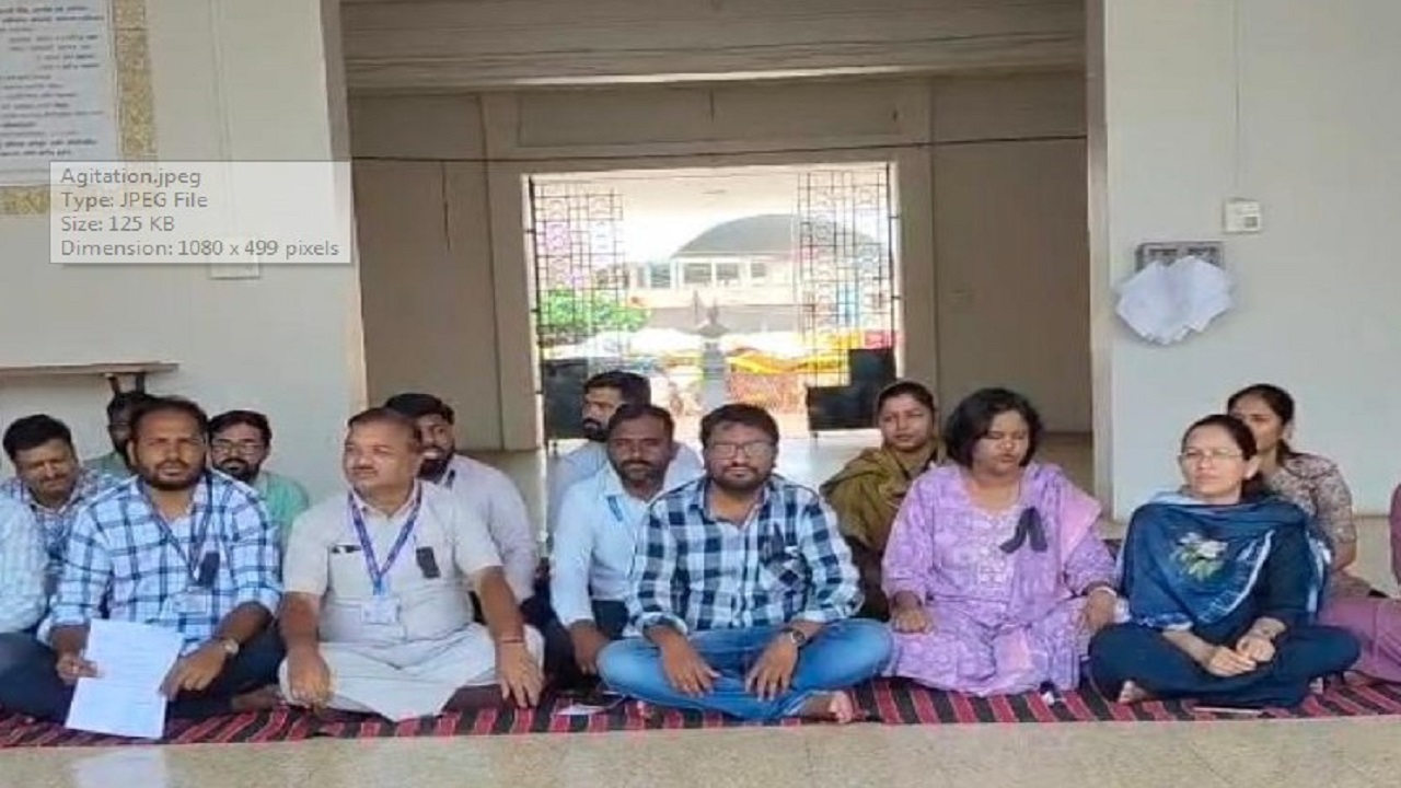 कराड पालिका कर्मचाऱ्यांचे कामबंद आंदोलन; अहेरीतील अधिकाऱ्यावरील हल्ल्याचा निषेध